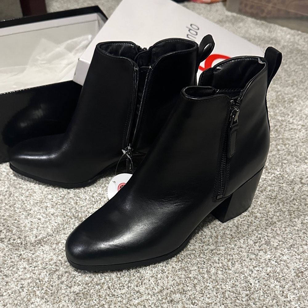 Blondo size 9.5 black booties